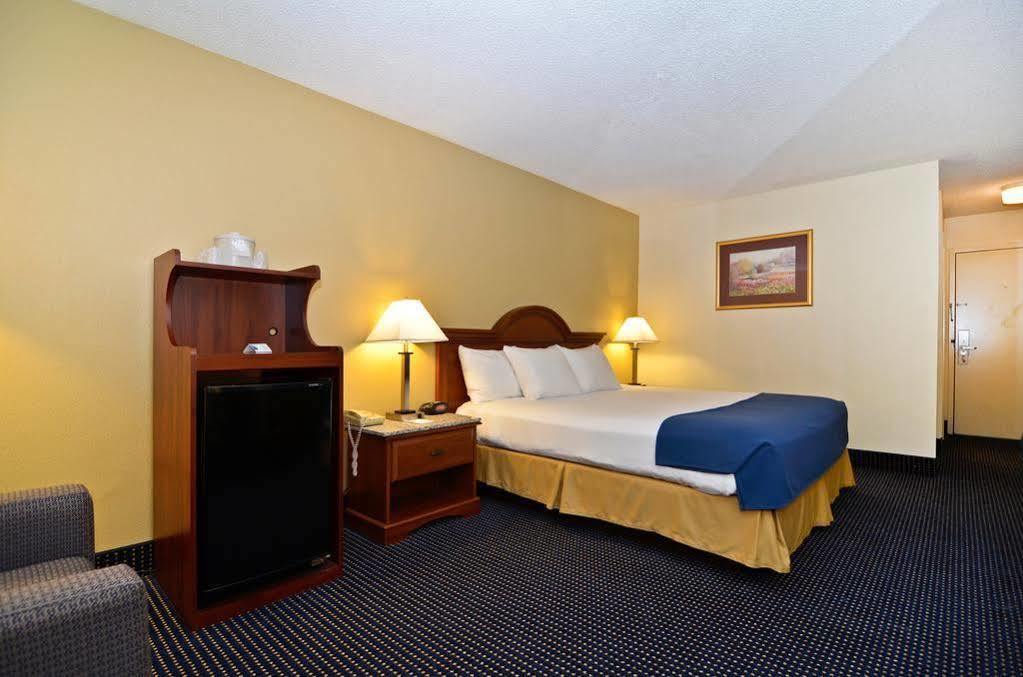 Jonesville Best Western Plus Yadkin Valley Inn & Suites מראה חיצוני תמונה